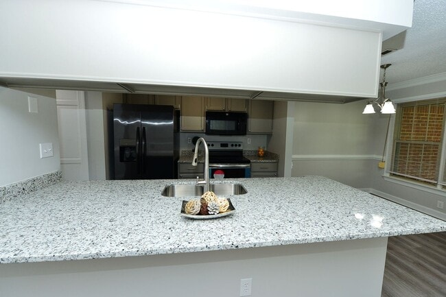 Building Photo - Close to Base, Beach and Downtown!