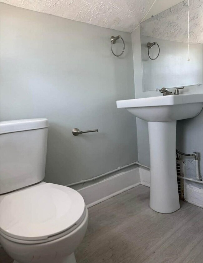 Building Photo - Remodeled two bedroom gem!