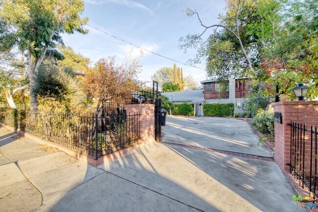 Building Photo - 508 N Avenue 66