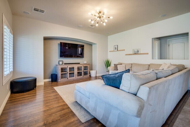 Building Photo - Gated single family home with 4 bed 3 bath...