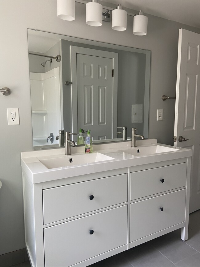 Main bathroom - 27824 Rexford Rd