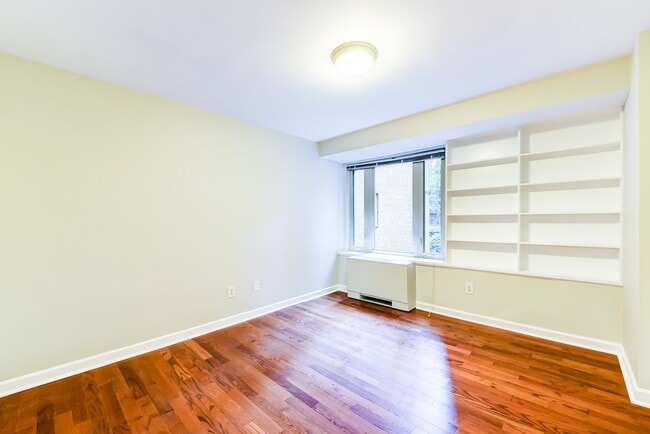 Building Photo - Spacious 2 Bedroom, 2 bath condo. Enjoy be...