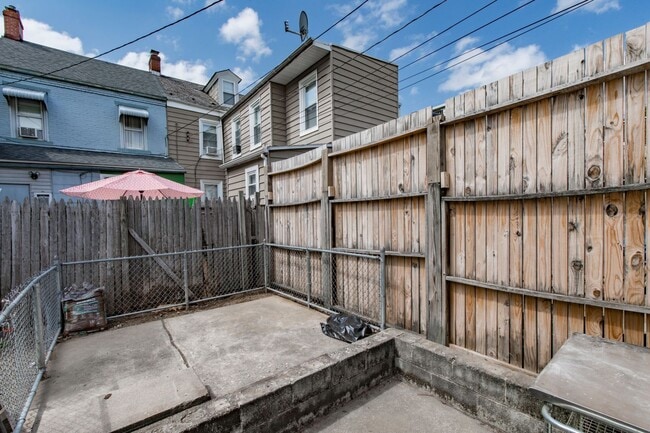 Building Photo - 212 N Peach St