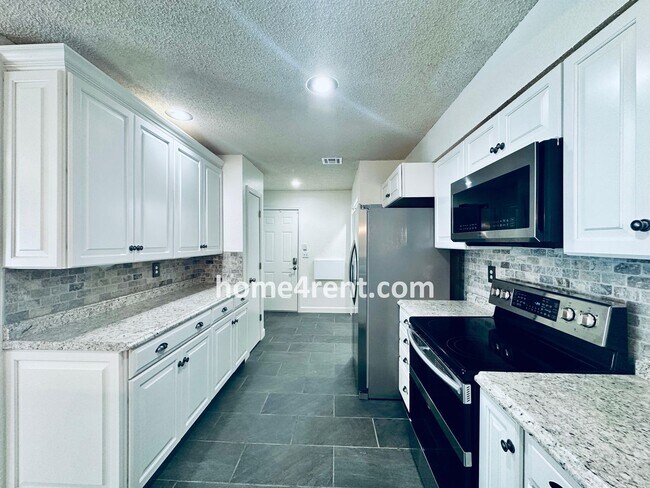 Building Photo - Beautiful Ranch Style Home in Olathe w/ Lo...