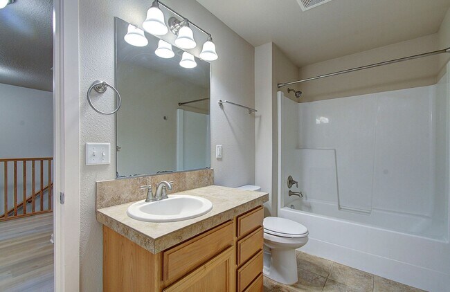 Building Photo - Charming 3 bd 2.5 ba Townhouse - Special! $500 OFF on December Move In!