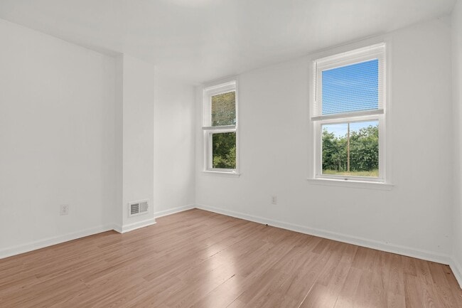 Building Photo - 2 Bedroom End Unit Accepting Voucher and Market Tenants