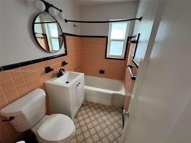 Building Photo - 725 NE 91st St