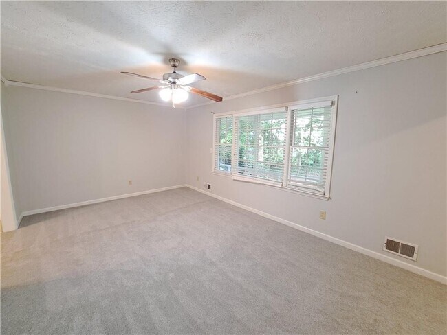 Building Photo - 844 Chandler Dr SW
