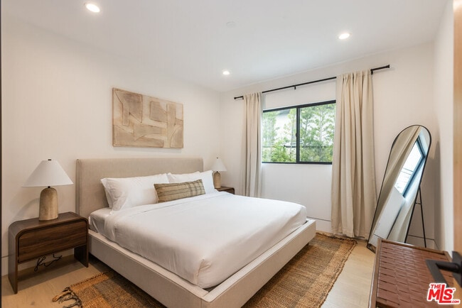 Building Photo - 1161 Stearns Dr