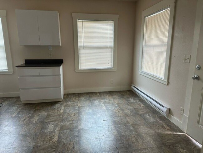 Building Photo - AVAILABLE NOW: 2 bdrm/1 bath House