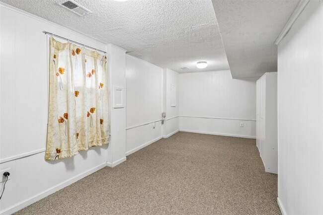 Building Photo - Lovely 2 BR Townhome off Wootton Parkway. Available NOW!