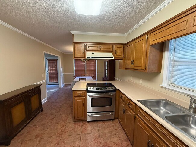 Building Photo - 512 Whistlestop Cir