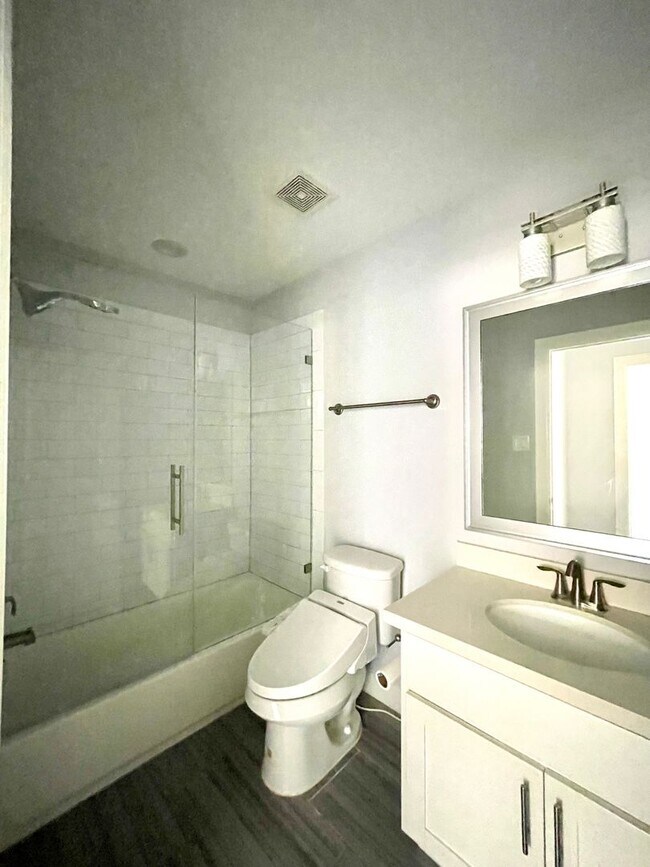 Building Photo - 1211 Marconi St