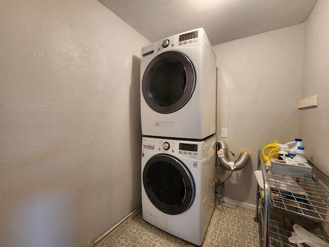 Building Photo - 1018 Camino Carlos Rey