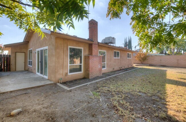 Building Photo - 1450 E Los Altos Ave