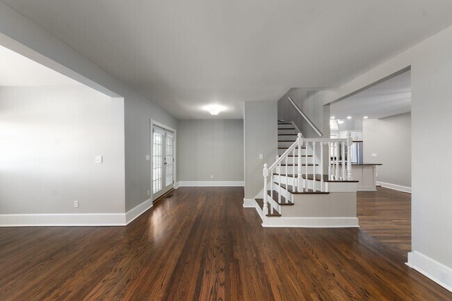 Building Photo - 270 S Center St