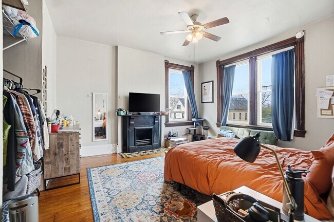 Building Photo - 7 bed/2 bath on Rohs St., Mins. from UC for Only $600/pp ($4,200/mo)! $250 SIGN ON BONUS FOR LTO!!!