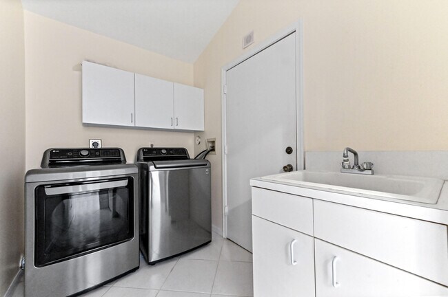 Building Photo - 14066 Glenlyon Ct