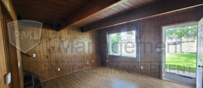 Building Photo - 2 Bed 1.5 Bath Townhome