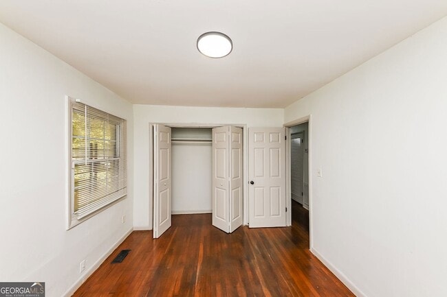 Building Photo - 210 Oak Dr SE