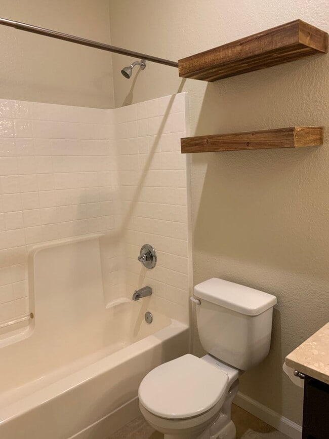 Building Photo - 3 Bedroom 2 Bath