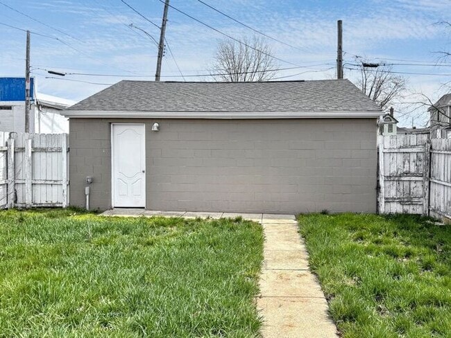 Building Photo - Comfortable 3-Bedroom Home with Garage and...