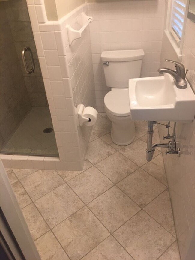 Building Photo - Kentucky mansion overlooking horse farm with stunning views    260323