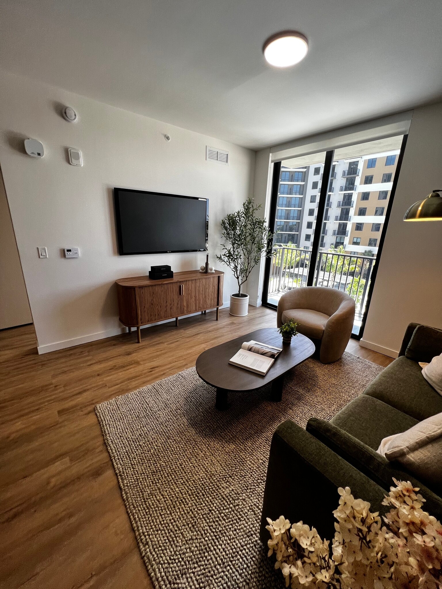 Building Photo - 911 E 26th St