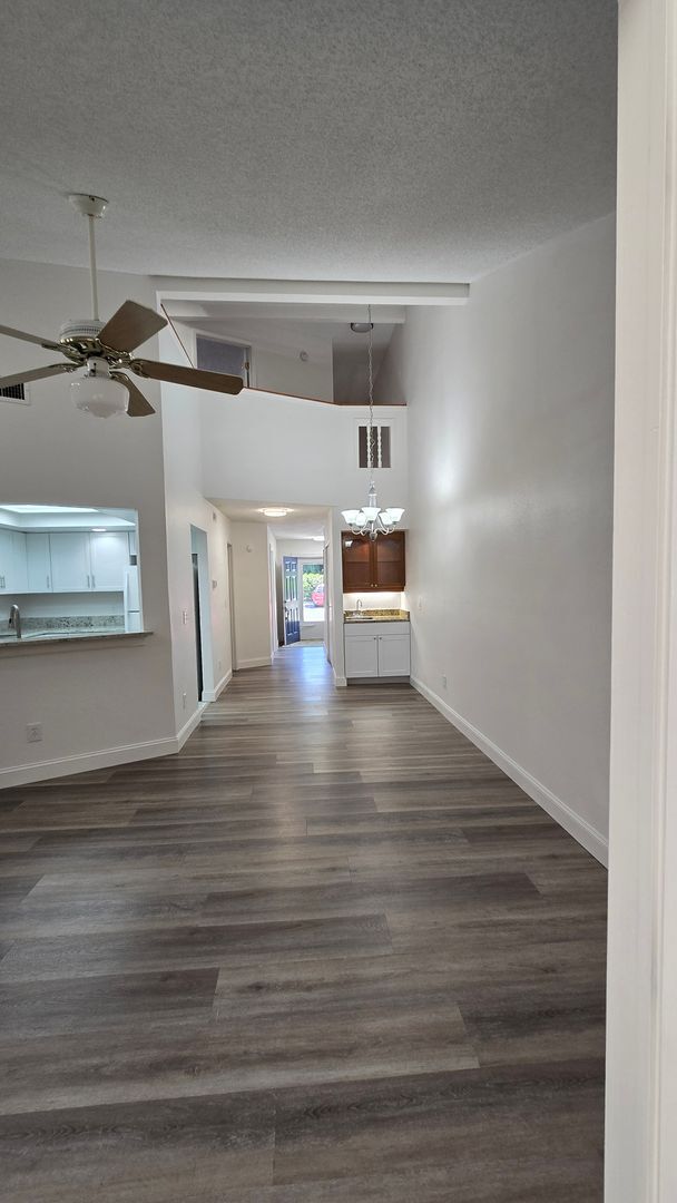 Building Photo - 2 Bed 2 Bath townhome with a Den/ Office s...