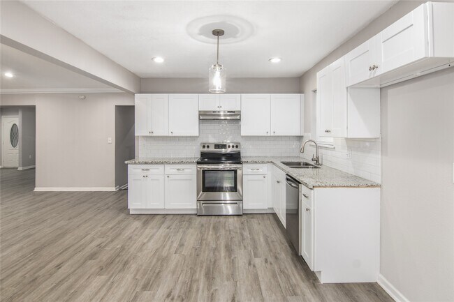 Building Photo - 1702 Athens Dr