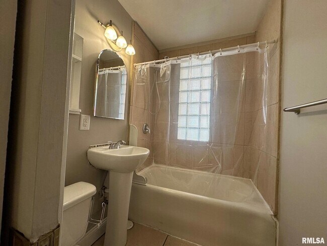 Building Photo - 333 S Douglas Ave