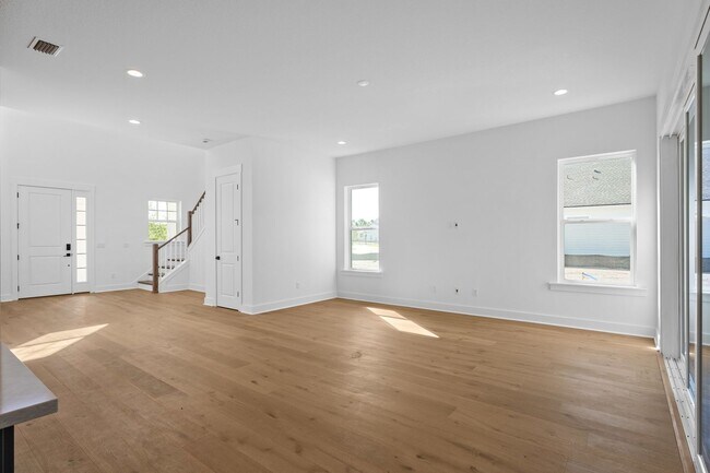 Building Photo - Preserve Views!