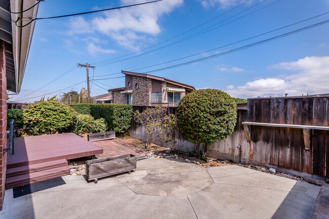 Building Photo - 3 bedroom house on large lot