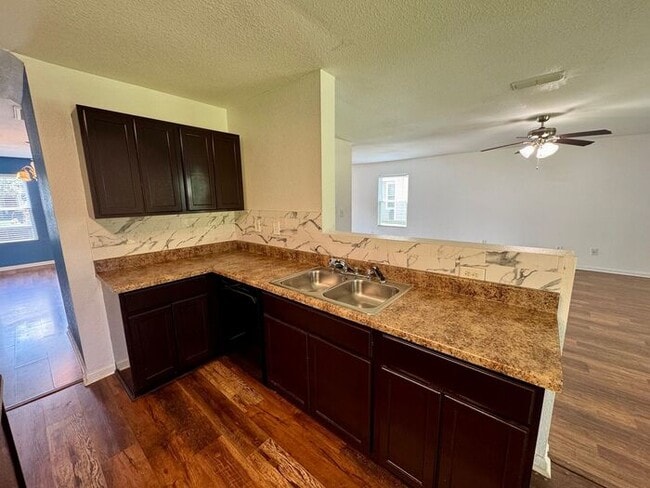 Building Photo - Over 2800 square feet!