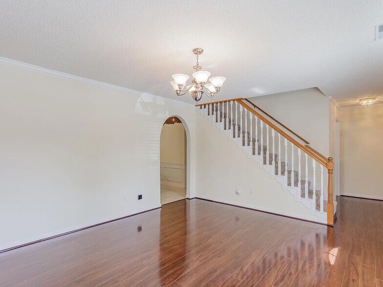 Building Photo - 1701 W Oak Dr