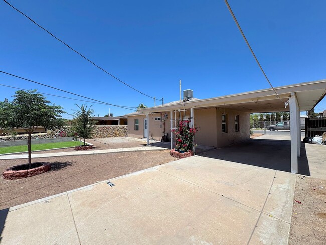 Building Photo - East/Central El Paso 3bed/1bath Refrig A/C with Outdoor Kitchen Oasis!