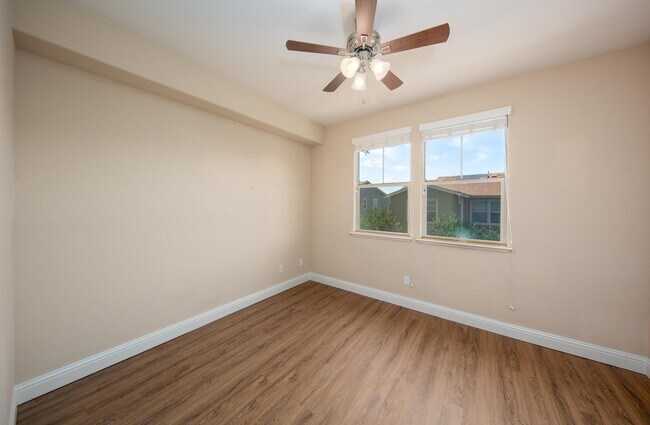 Building Photo - 6491 Bayview Dr
