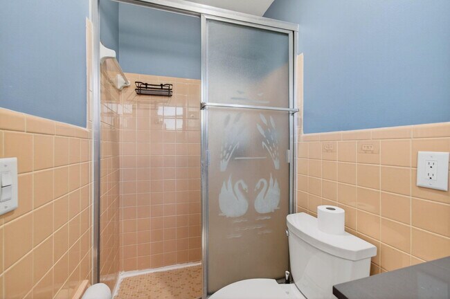 Building Photo - 301 SE 8th Ave