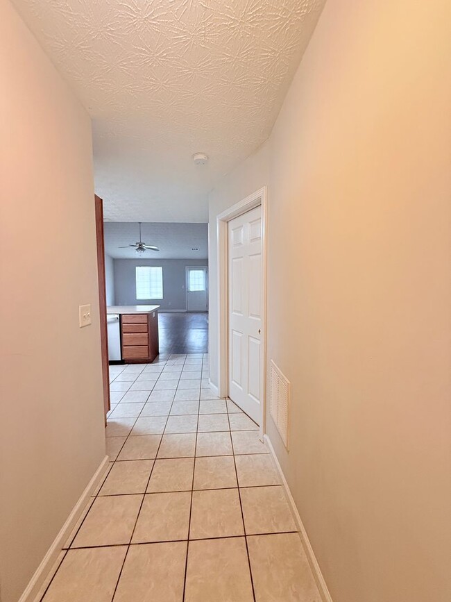 Building Photo - 2-bedroom ranch style home with garage parking!