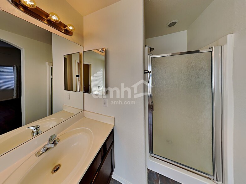 Building Photo - 1303 N Balboa Dr