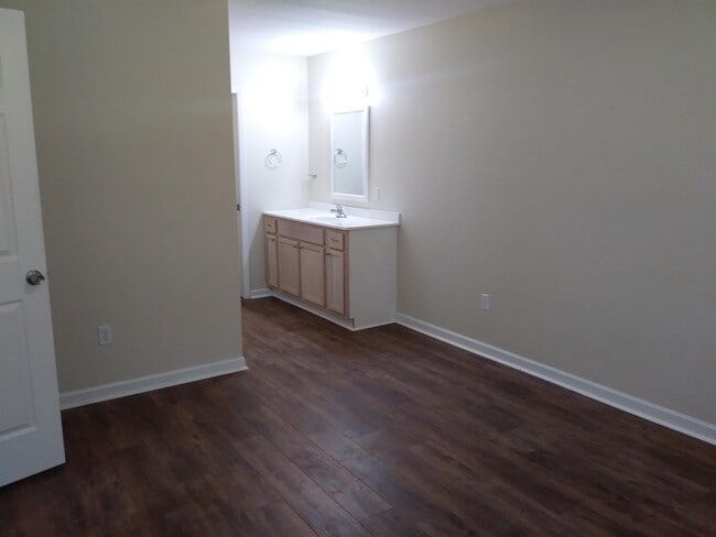 Building Photo - 1608 Akridge Dr