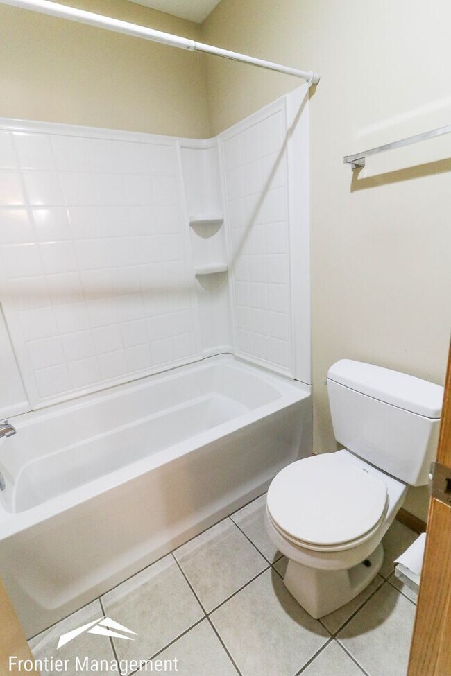 Building Photo - Amazing 3 bedroom 2.5 bathroom duplex in a quiet neighborhood!