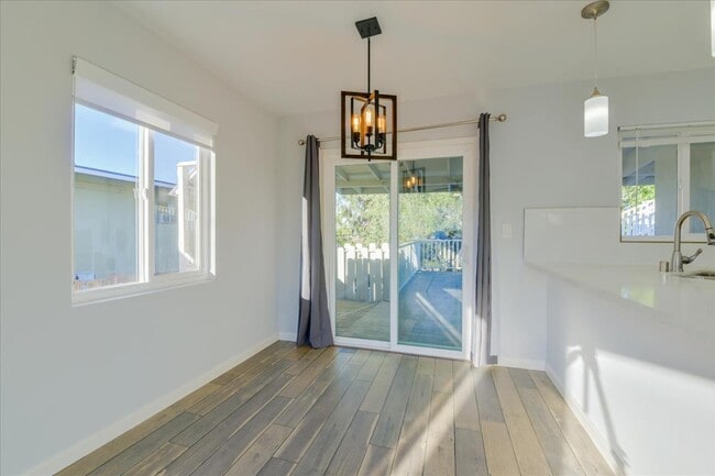 Building Photo - 2563 Roseview Pl