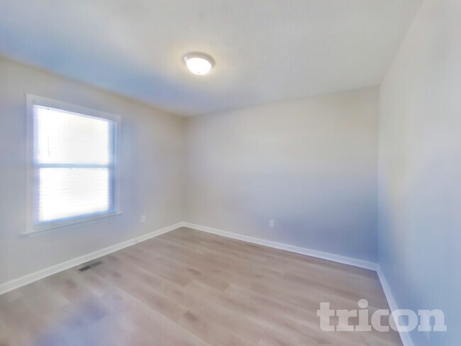 Building Photo - 362 Park Ct N