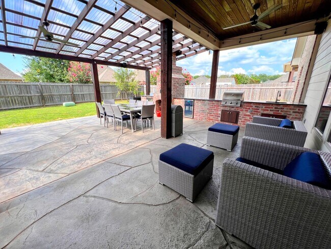 Building Photo - 725 Dumaine Dr