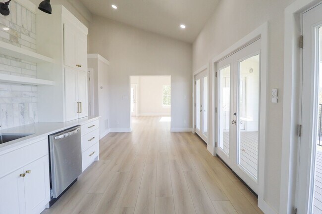 Building Photo - 4 Bed | 3 Bath on Keystone Lake!
