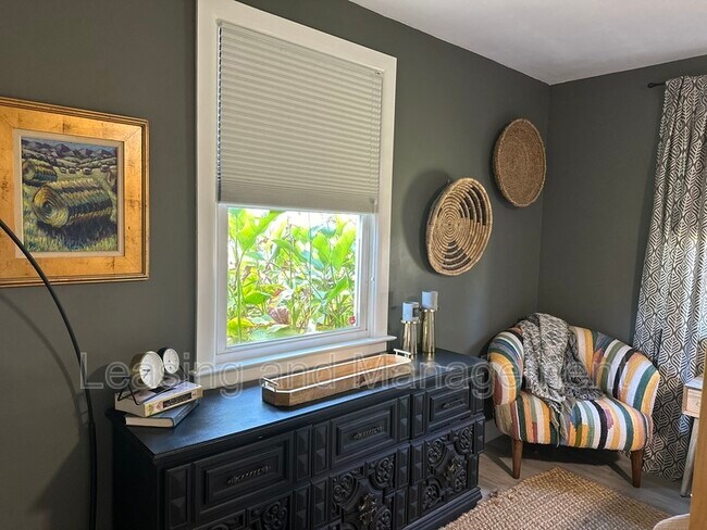 Building Photo - 823 Jordan St