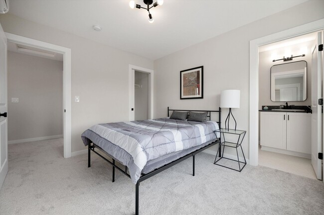 Building Photo - Move In Special- Up to 3 Months Free !! Ne...
