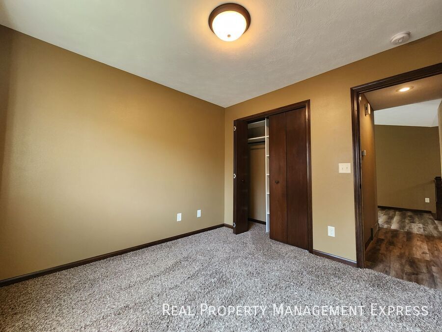 Building Photo - Modern 4 Bedroom 2 Bathroom Twin-Home in Tea