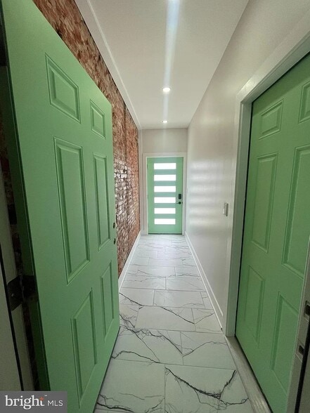 entry foyer - 2321 W Oxford St